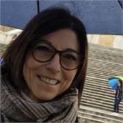 Docente di italiano , impartisce lezioni di italiano e storia ad alunni di scuola media è superiore